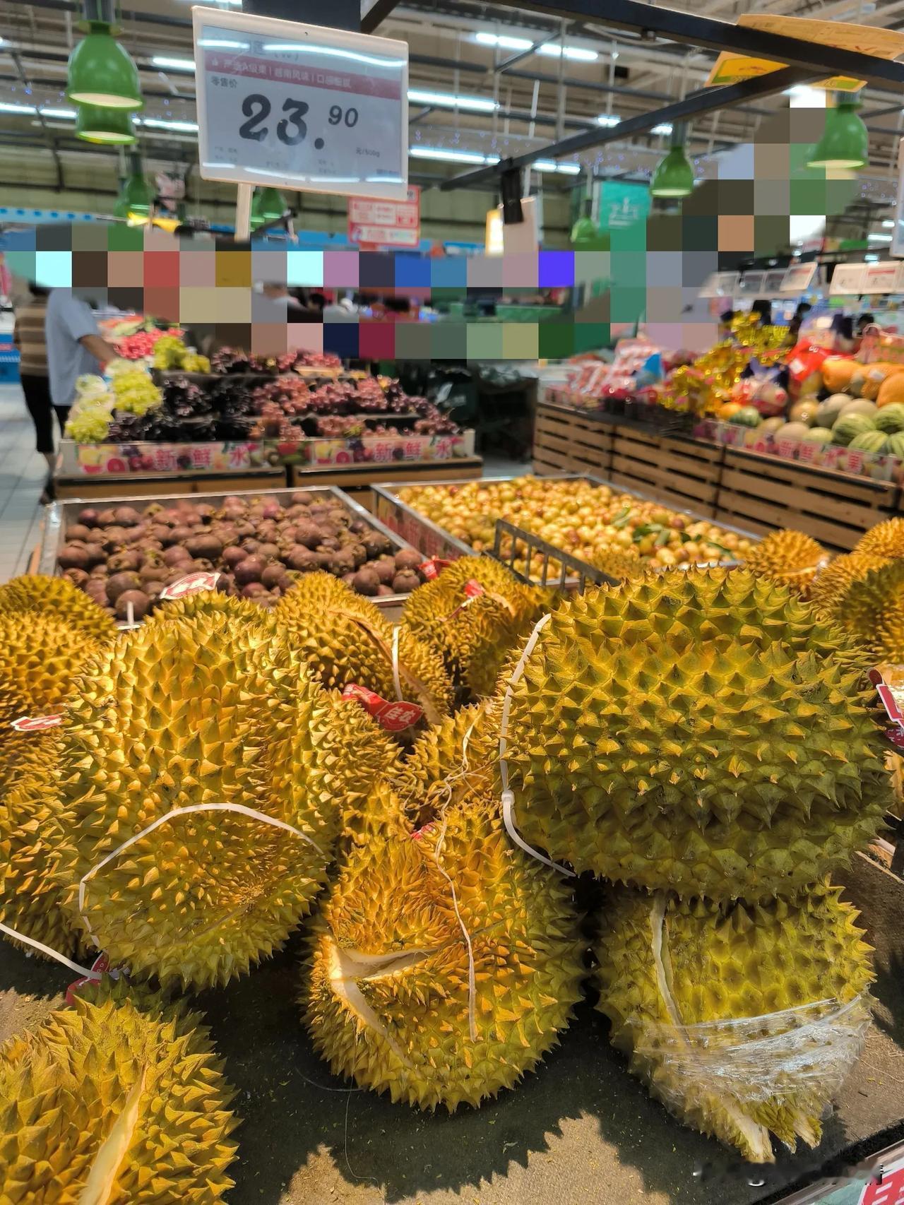 太不幸了，我藏的榴莲被发现了

昨天周日，我先生瘦哥在家大扫除。他先清理了储藏室