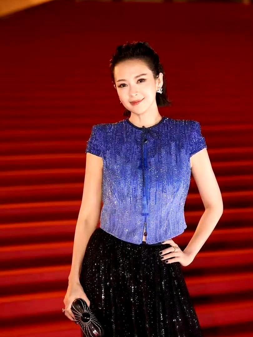 红毯灯一亮起时，章子怡和舒淇的肩线像刀，周润发、谢霆锋的笑纹像旧电影翻页，梁家辉