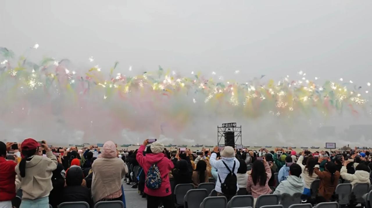 蔡国强红帆烟花秀，有些遗憾，大家尽力了，但是天气确实不给力，遗憾也是一种美，期待
