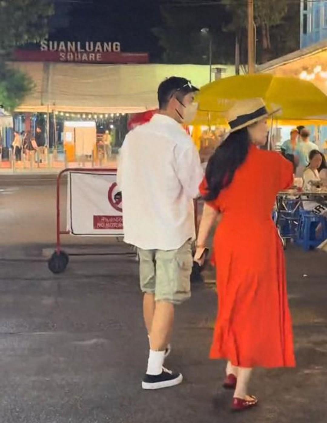近日有网友在泰国偶遇杜江霍思燕夫妇，两人在小餐馆和友人聚餐相当自在，全程低调随和