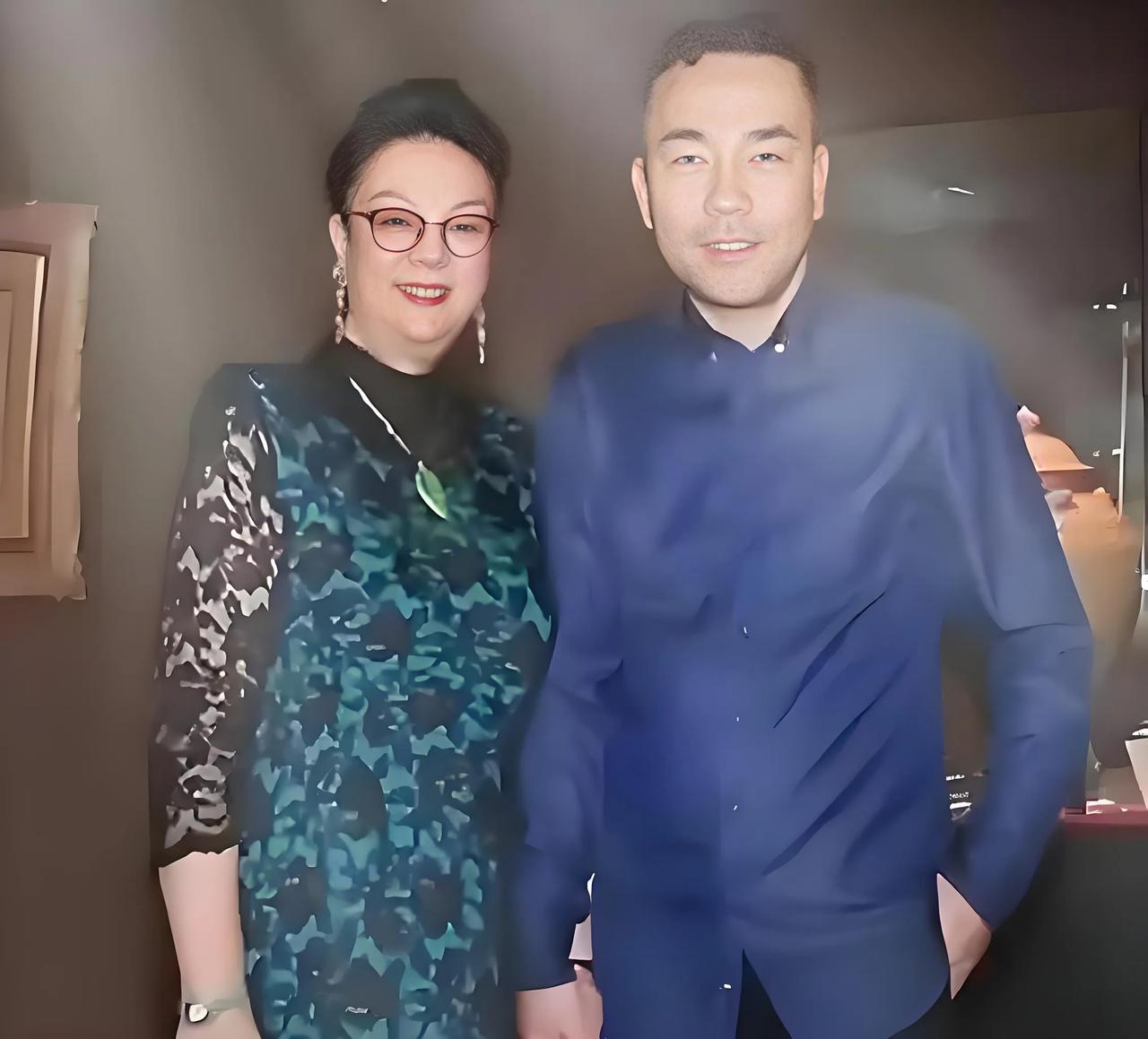 杨议说老婆孟真是一个很红的歌星，那个时候他们在一起演出，最后压轴节目都是她。

