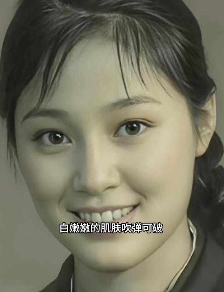 她是标准美人坯子，白嫩嫩的肌肤吹弹可破，笑起来甜得像裹了层蜜。男人心中的白月光不