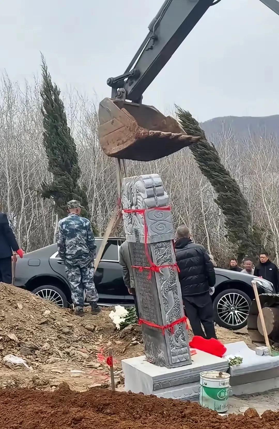 给死人陪葬豪华汽车的我这辈子第一次看到，在辽宁某地的墓园里，看到一辆崭新的奔驰s