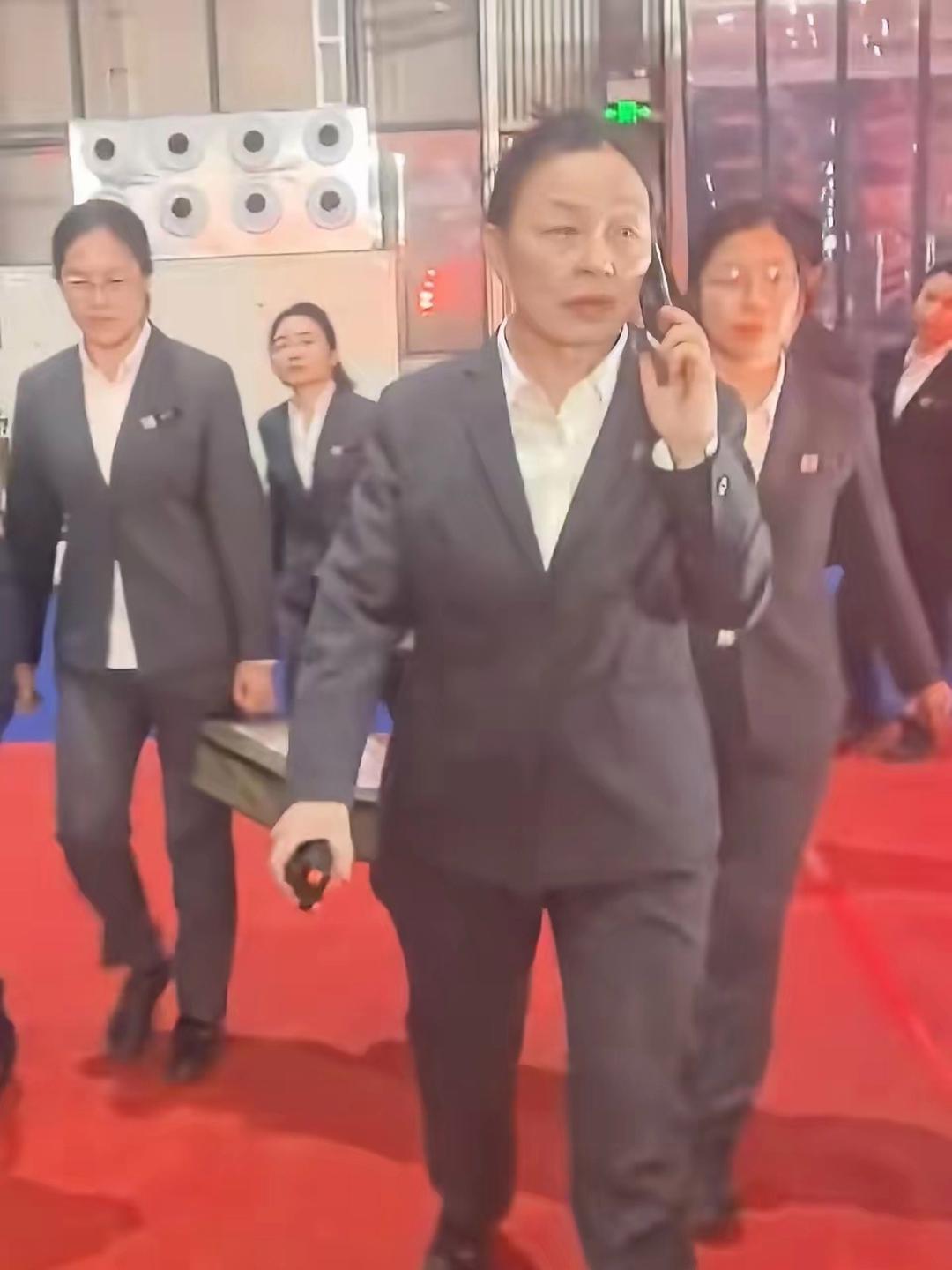 全网心疼河南矿山发钱的郭玉梅，真的没必要同情
 
河南矿山中秋发钱现场，财务负责