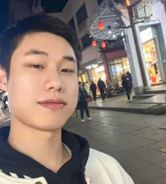 太诡异了！浙江安吉31岁男子用"去杭州接人"的谎言骗过所有人，实则独自狂奔100