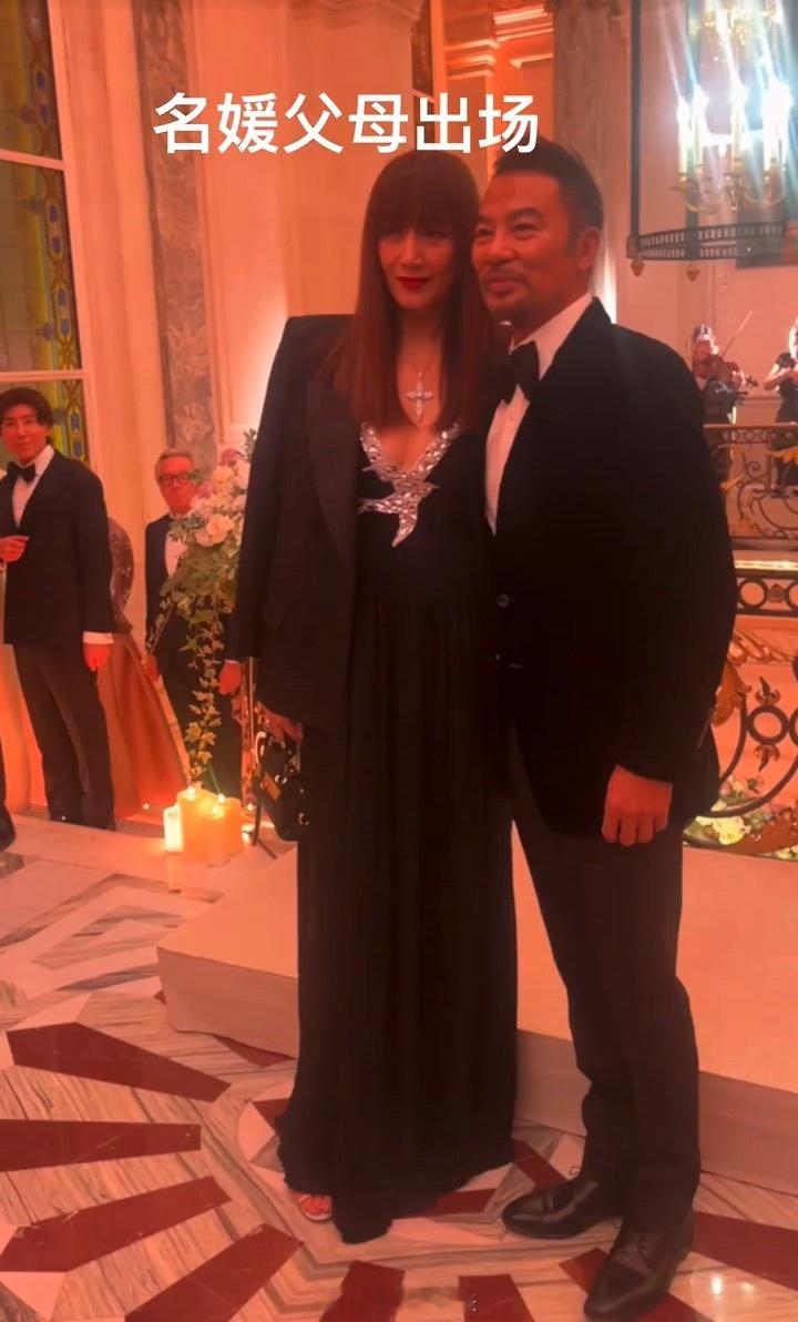 张艺谋夫妇任达华夫妇参加巴黎名媛舞会  巴黎名媛舞会大合照 国外妞都很漂亮 