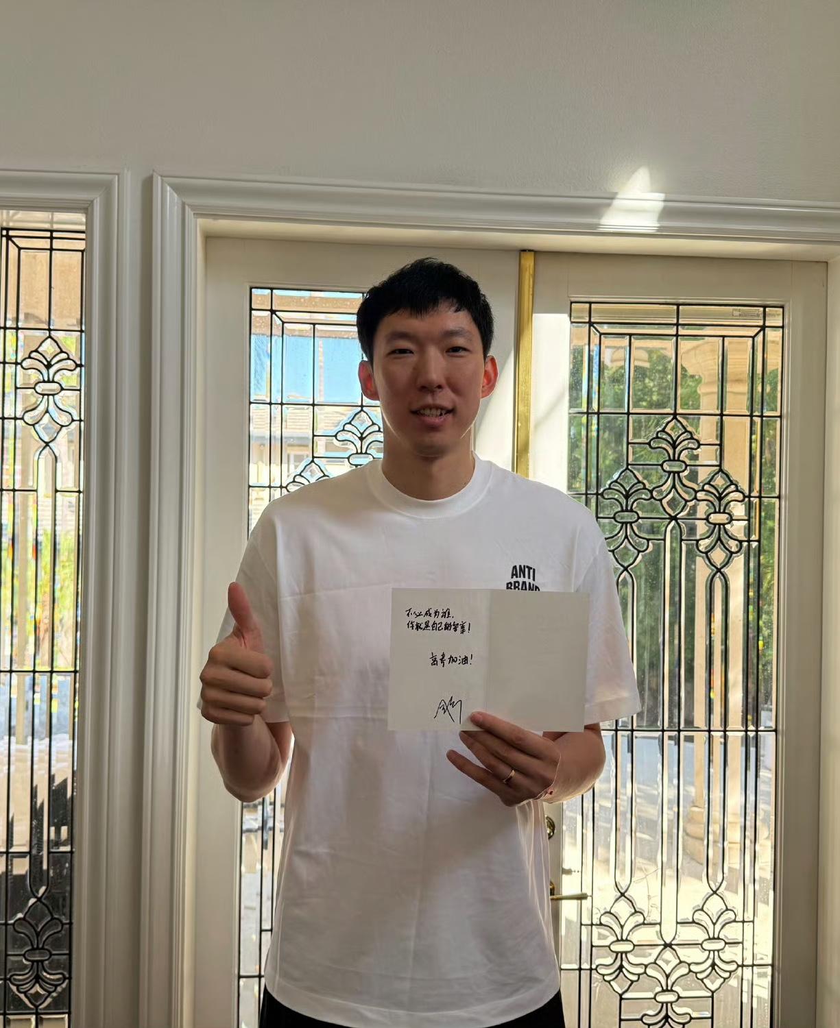 周琦在国外给高考生加油鼓劲，说过“不必成为谁，你就是自己的答案！”

6月4日晚