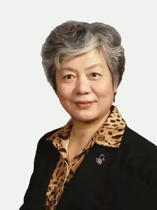 说《繁花》不好看的李玫瑾教授在诸多网友的声讨之下，好像是服软了，不过依然保持着最