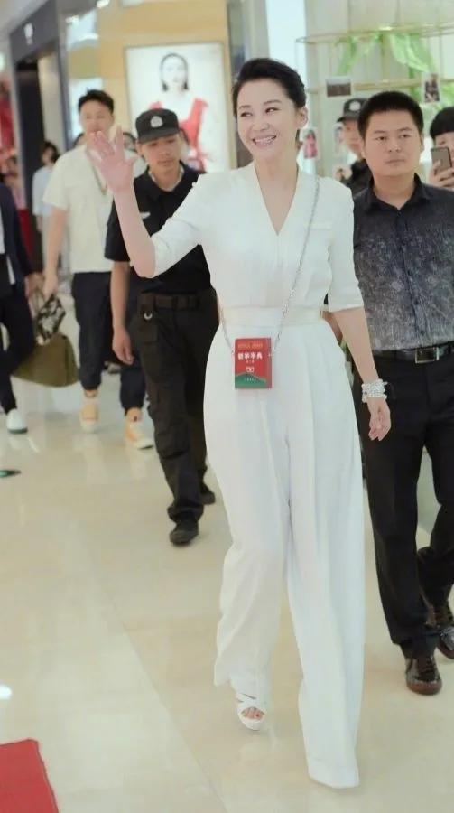 魅力女星许晴穿白裤踩露趾高跟鞋展现妩媚风情  @许晴的窝窝