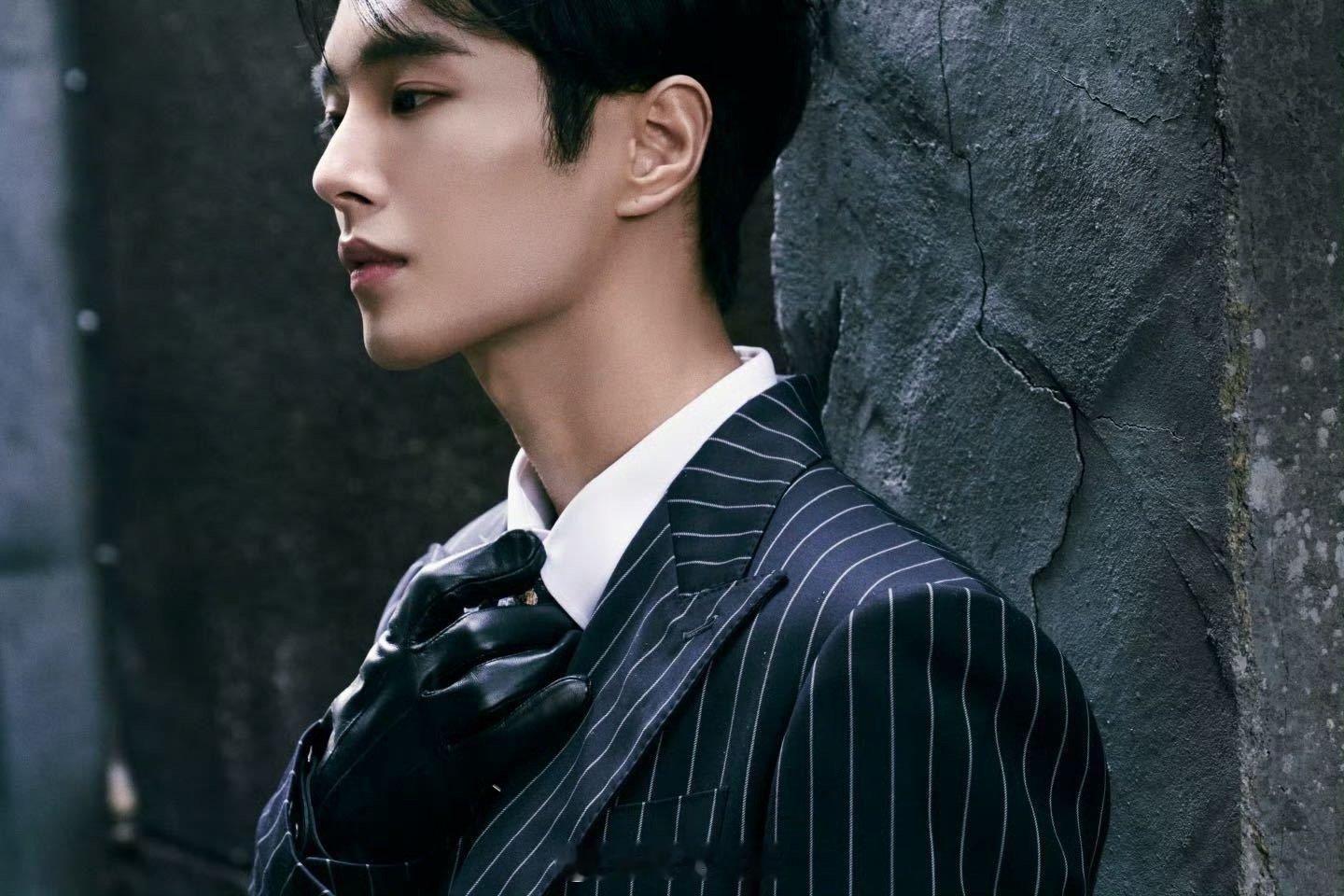 李汶翰你竟然能记住我的歌名 李汶翰文荣奖红毯这身黑色条纹西装加皮手套，直接帅出天