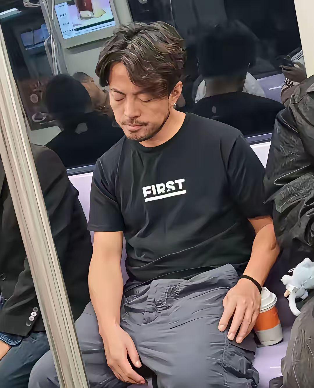 刀哥太低调了，他今年的戏单，《醉梦》《寄骨寺守燈人》《城墙之上》《入局》，光待播
