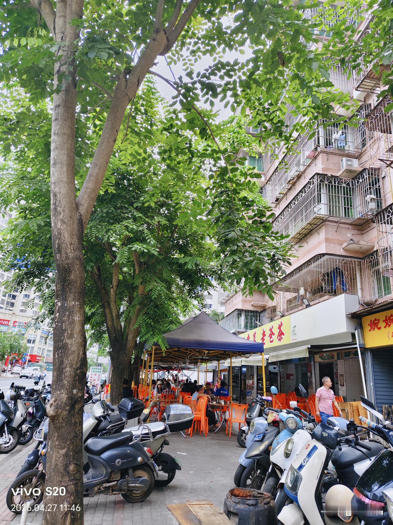 走在海南的街道上，几个亮丽的风景线……
❶红色的塑料椅子，街边的老爸茶，翘脚喝茶