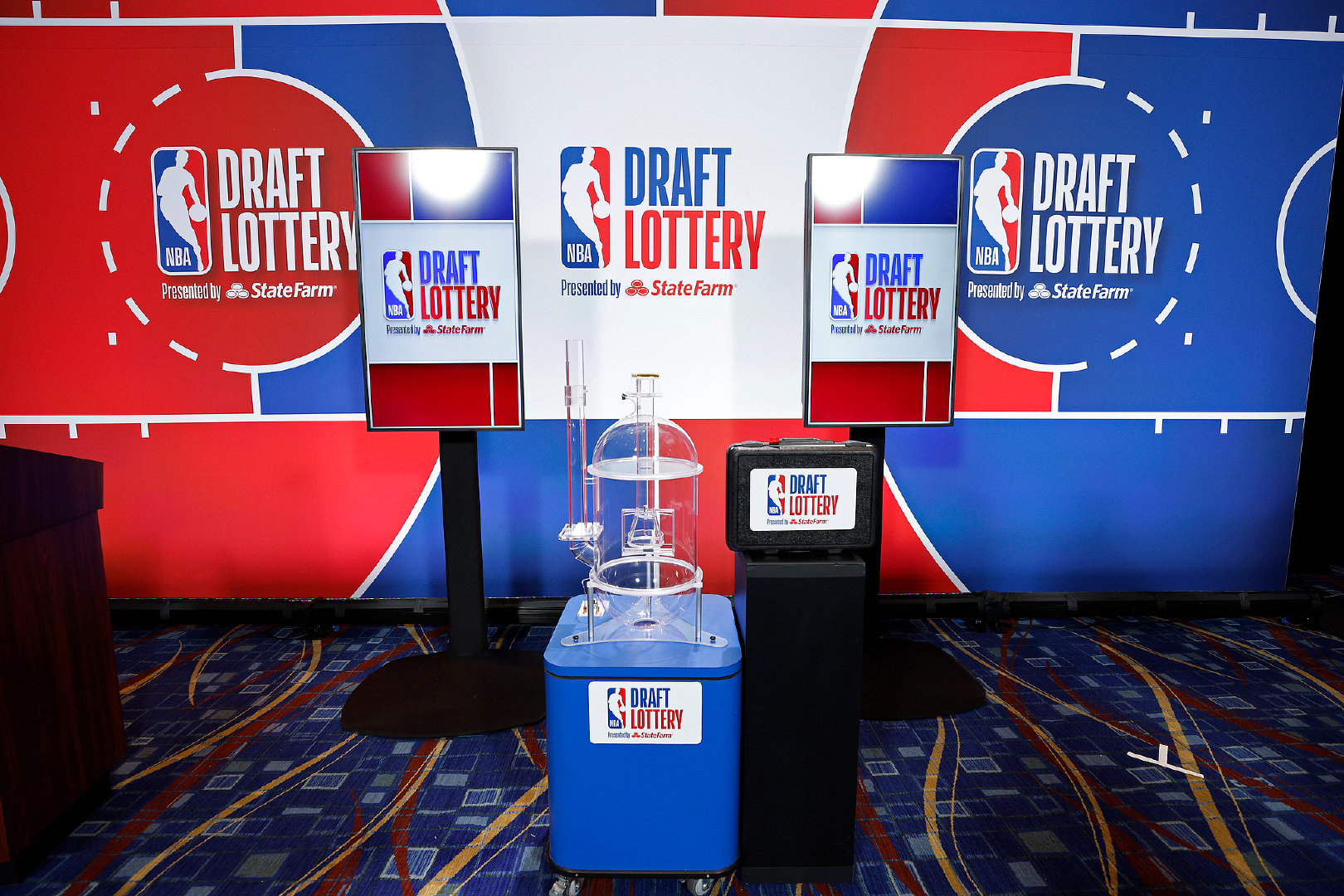 #NBA讨论新的防摆烂方案#  据Shams报道，NBA正在探讨新的防摆烂方案，