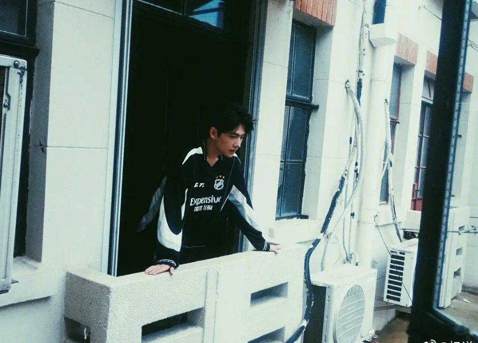 杨洋果然是靠脸吃饭，咱就是说娱乐圈脸在江山在这句话可真的是名不虚传，看到这张脸，