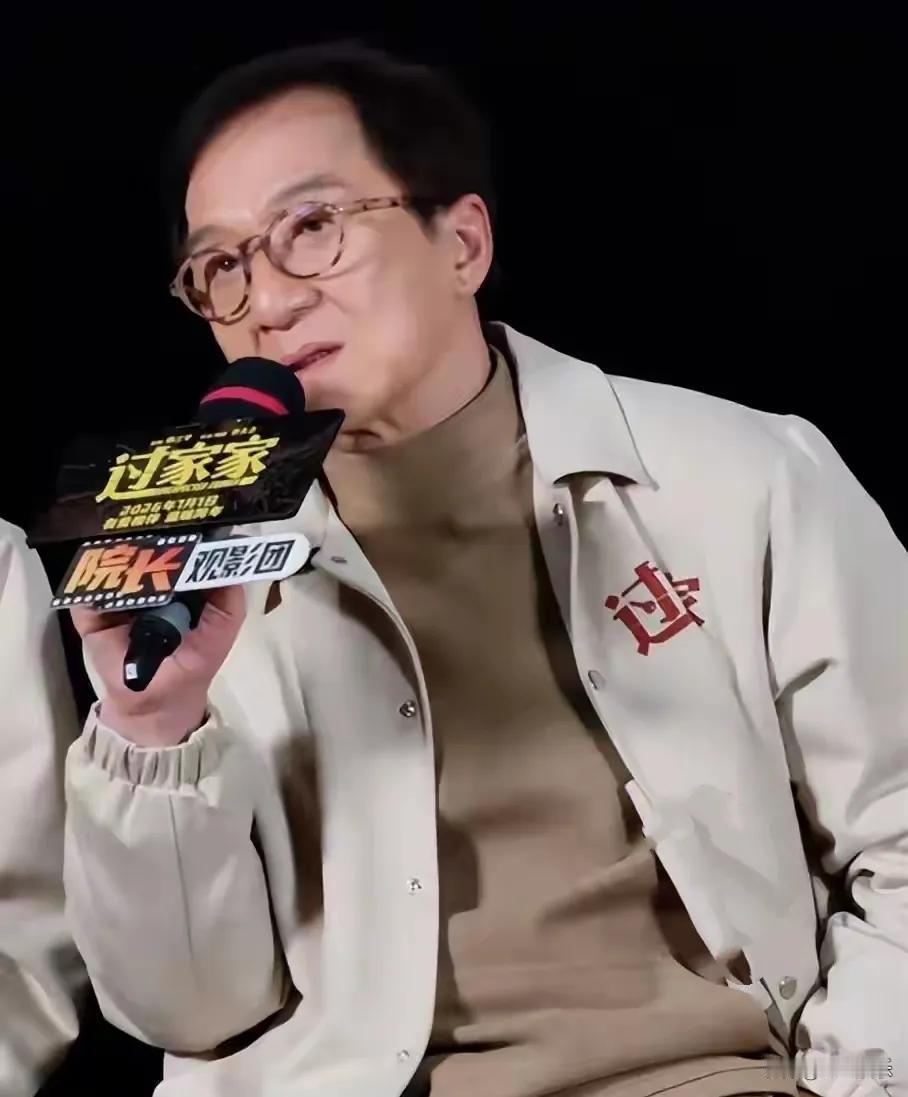 70岁的成龙谈及妈妈去世，话语间满是沧桑与心疼。他回忆，妈妈晚年饱受病痛折磨，自