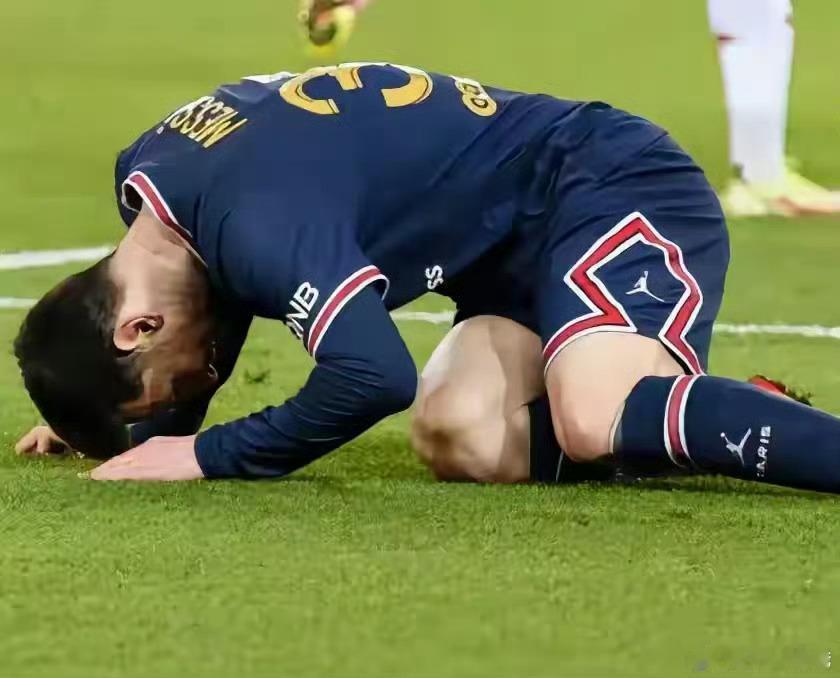 梅西依靠外力太多，没资格成为球王。欧冠:梅西—哈白=欧冠决赛次数0进球:梅西—巴