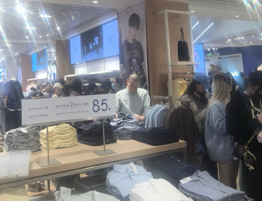 成毅同款GAP上线即秒空，淘宝男装榜直接屠榜前十！线下快闪店工作日依旧排长队，G