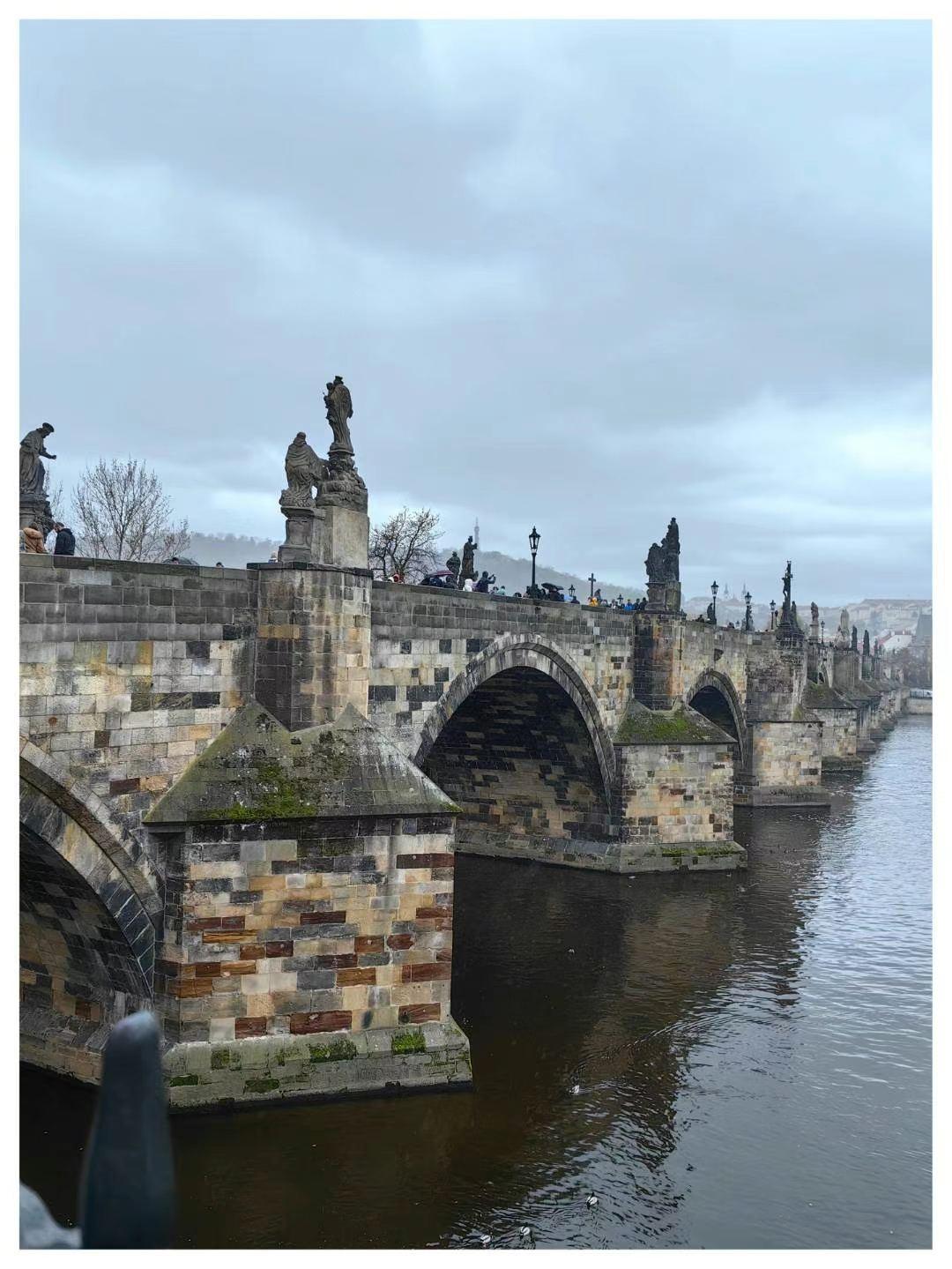 细雨中的查理大桥
​布拉格伏尔塔瓦河上的查理大桥，建造于1357年，全长520米