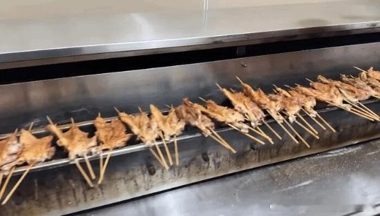 鹅腿阿姨儿子：一家月收入5万左右 否认年入数百万6月10日，“鹅腿阿姨卖的是鸭腿