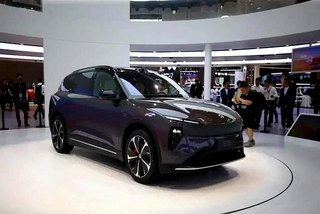 先聊外观，智己LS9这台车给我的感觉是 “没那么笨”。作为大六座 SUV，它车身