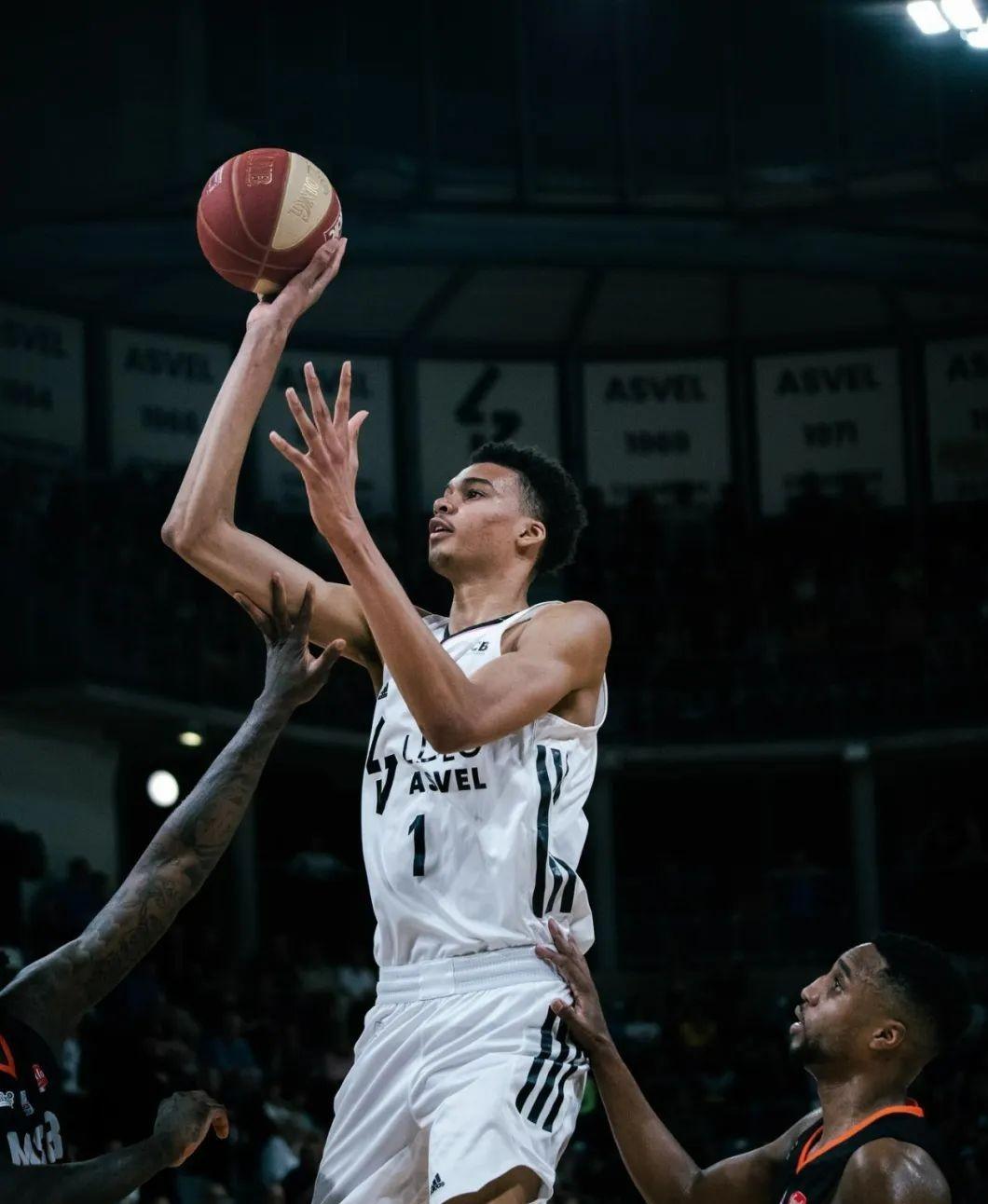 近日，前NBA球员老猫莫布里在《Run lt Back》节目中，谈到了现在马刺正