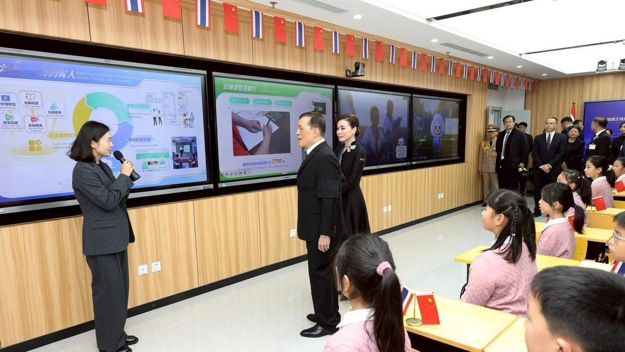 就在刚刚。
 
泰国方面突然宣布了玛哈国王访华行程的最新安排。据媒体报道，期间双