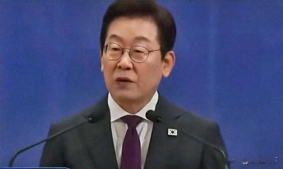 说好的修复关系，
怎么转头就提黄海划界？ 
李在明访华刚结束，机场一番话就炸了！