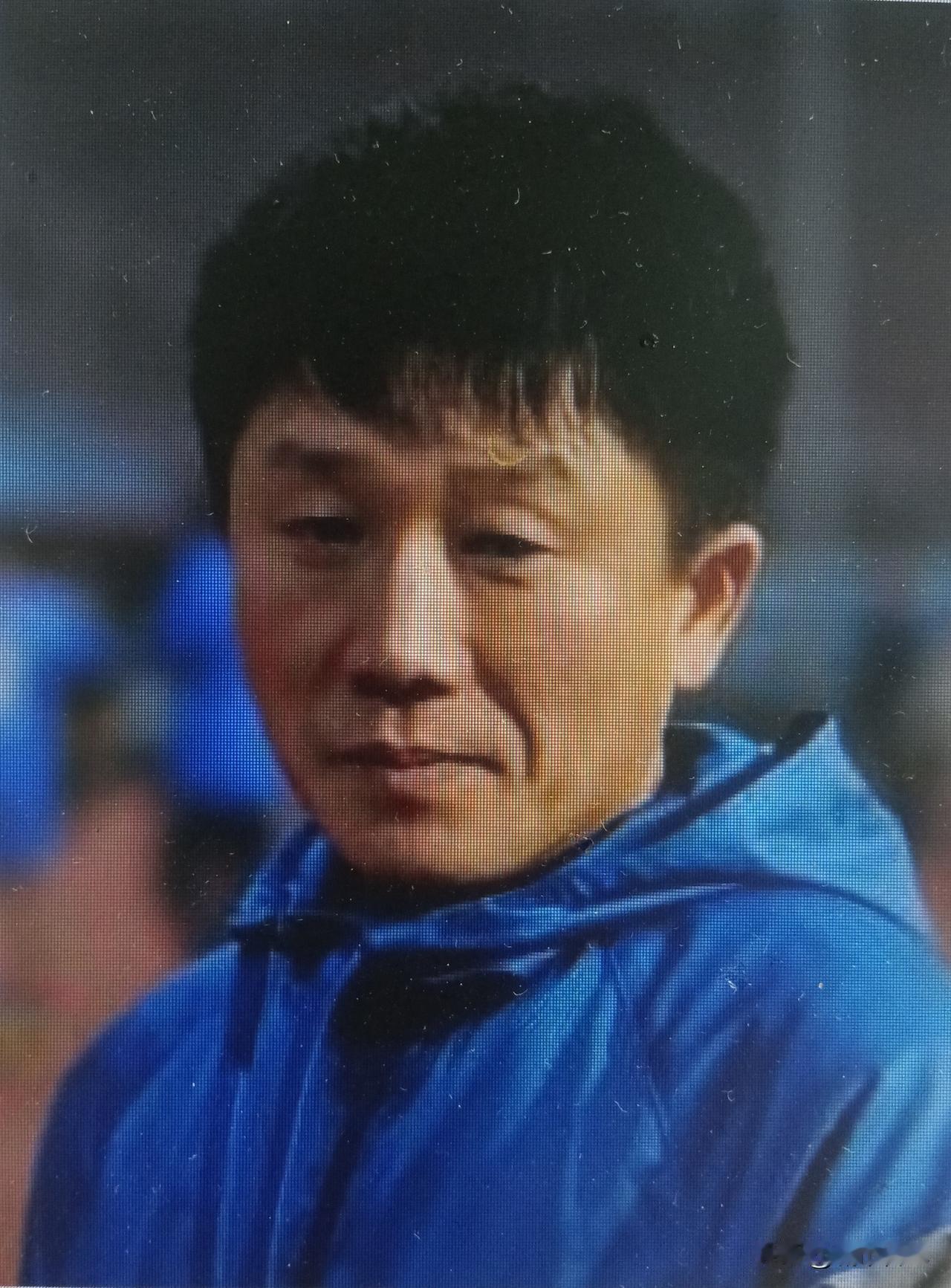 还认识这位早年成名的甲A球员么？他出生于1972年3月，身高168。朝鲜族球员。