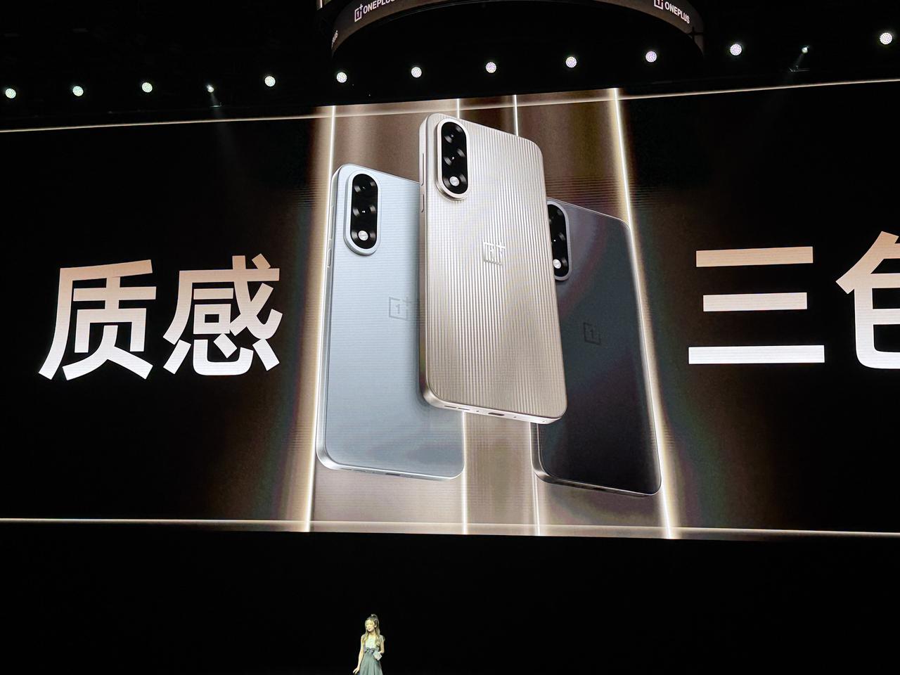 一加Ace5至尊版正式发布，2499起，当然还有国补。
12GB+256GB，2