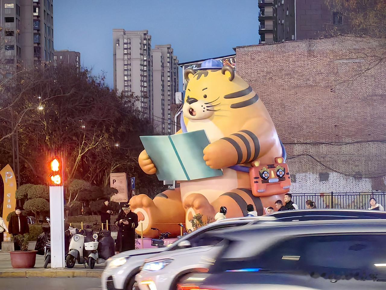 初三渭南吾悦广场十字，华灯初上，人流稀稀落落，车辆零零散散，估计到初五以后人气就