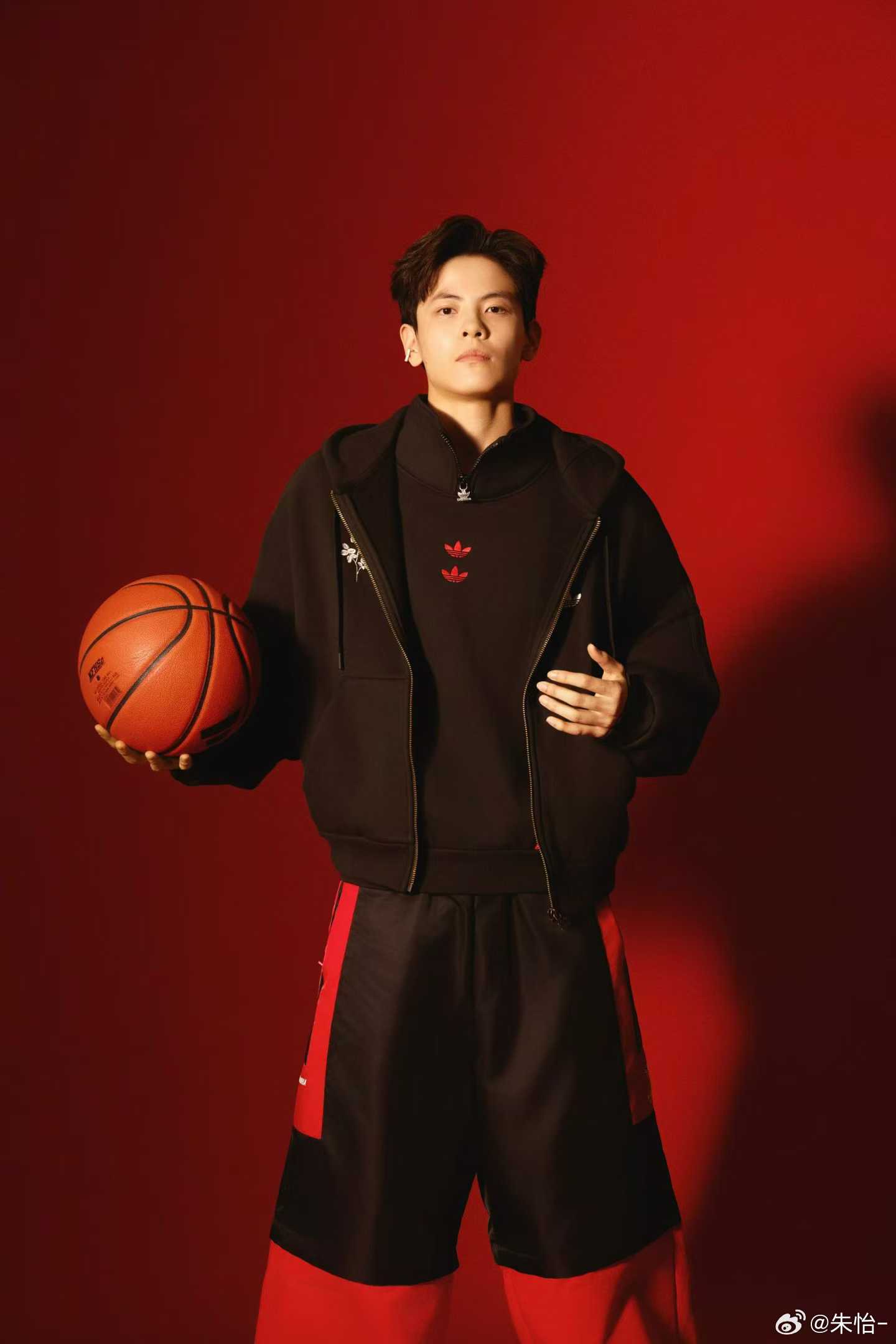 杨舒予签阿迪啦！之后是不是可以看见很多破圈联动！！！！！期待了！！！杨舒予