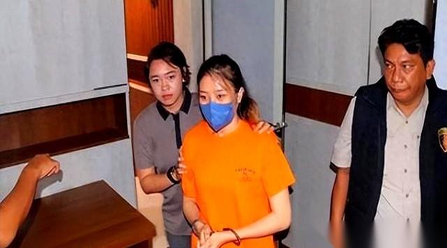 一辆崭新的摩托车，换来半小时的汽车旅馆温存，和一把冰冷的美工刀。
这哥们也是个“