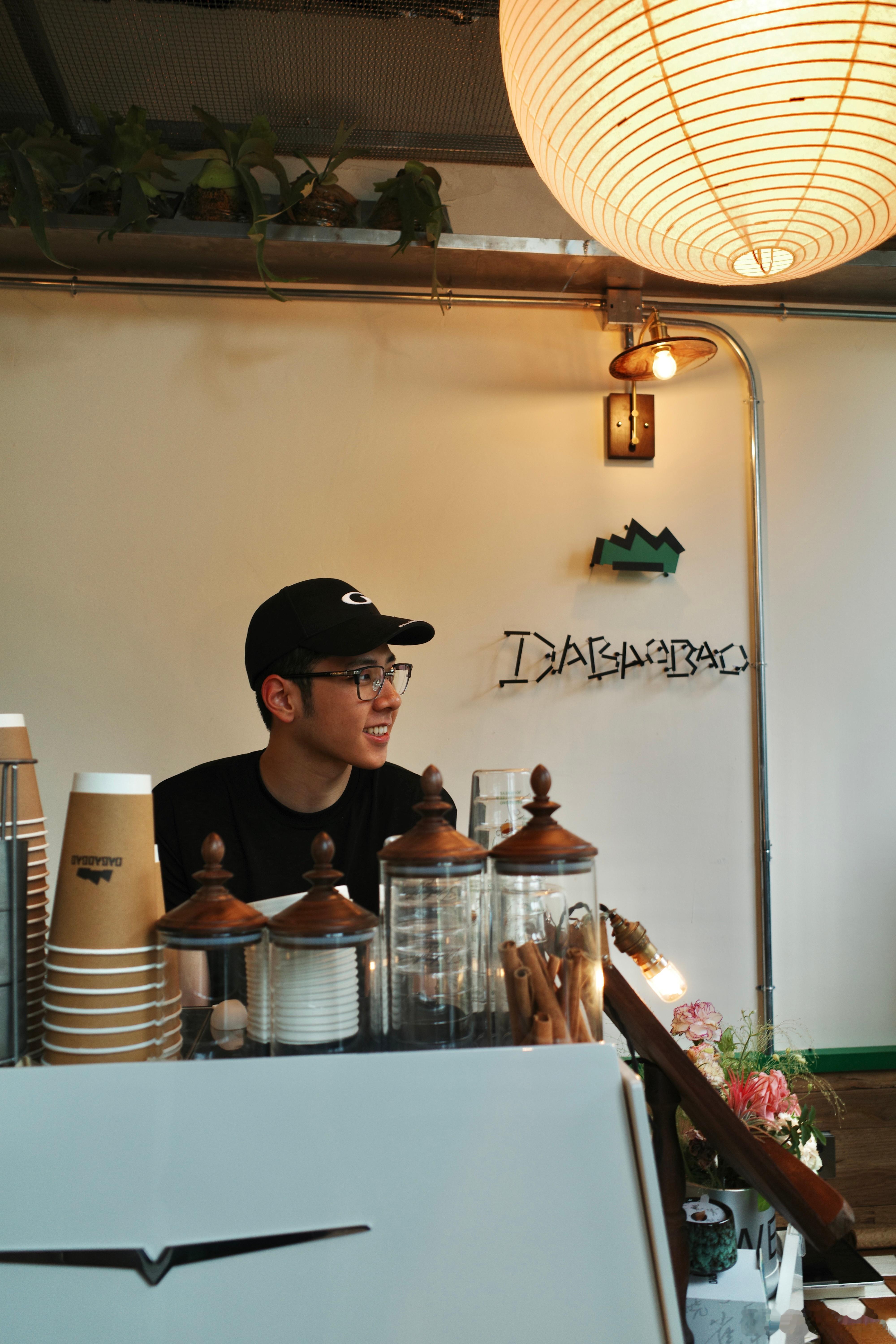 咖啡店偶遇石头做店长偶遇石头咖啡店做店长 差点以为走错片场，儿子石头来咖啡店做店