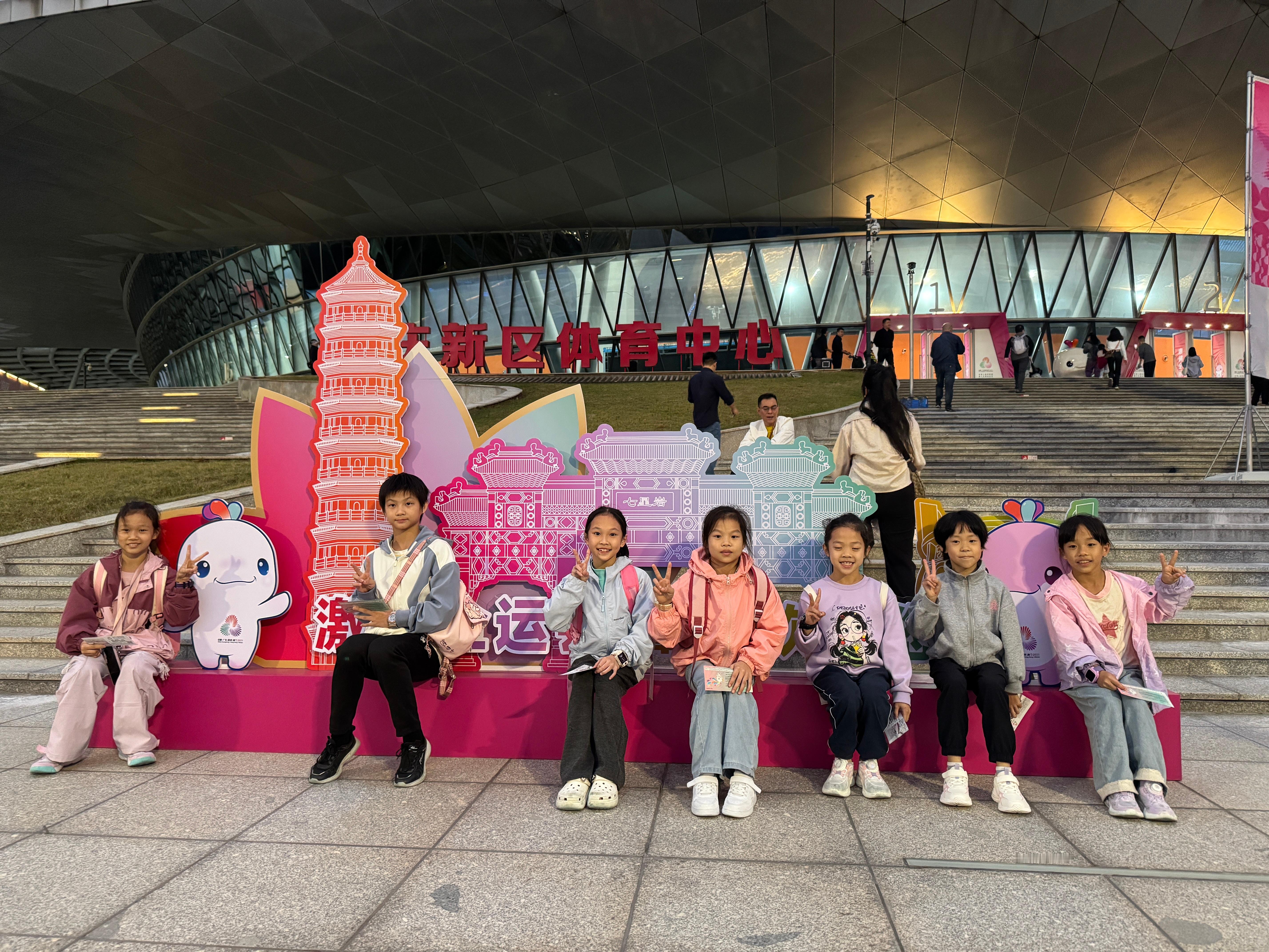 “带娃”看比赛 