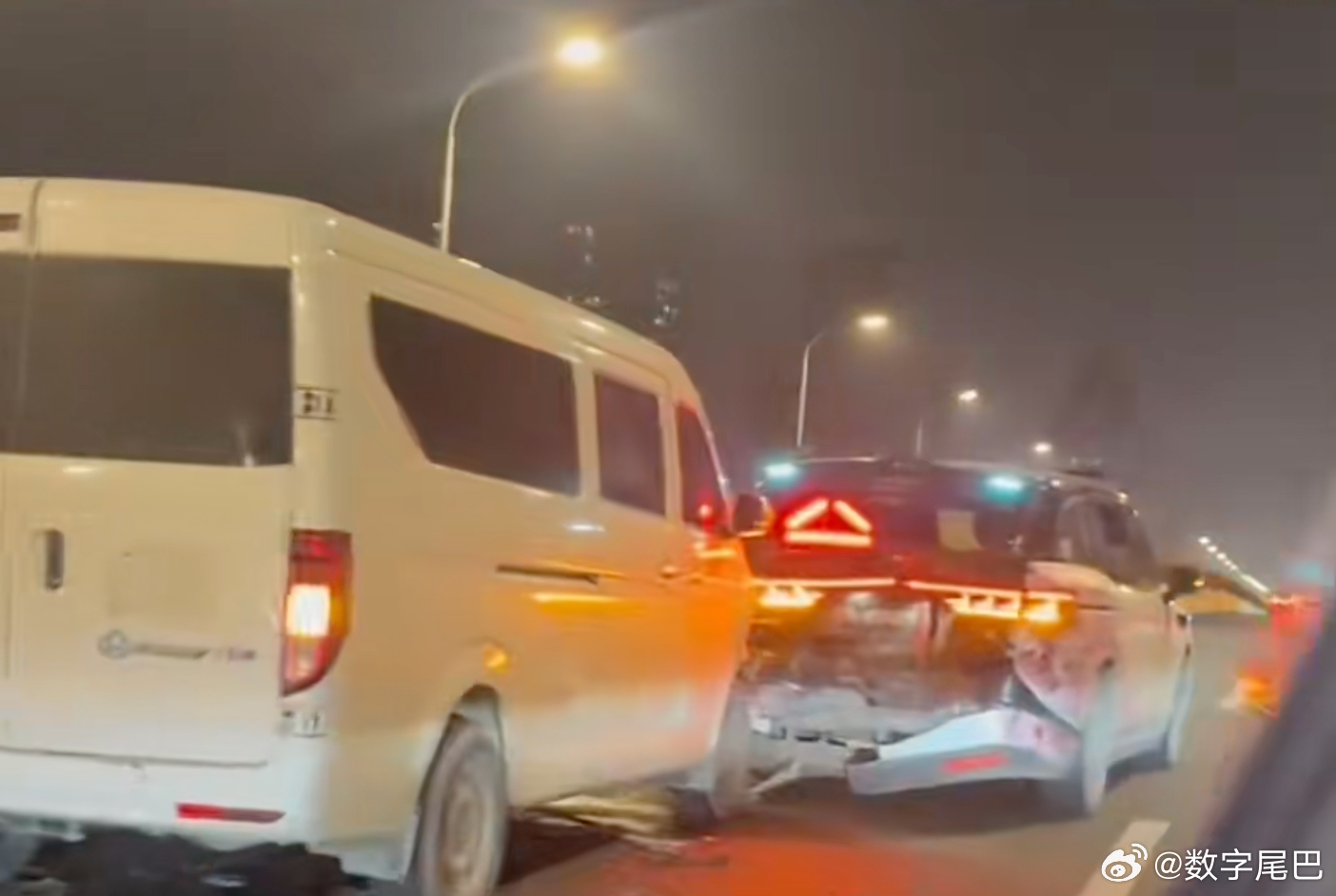 百度李彦宏的萝卜快跑夜间「集体瘫痪」，有乘客被困 2 小时....武汉上百台百度