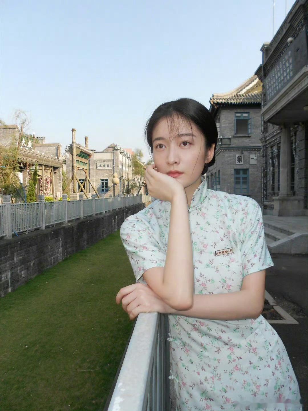 张雪迎演了冯小刚新电影 能参演冯小刚年代大片太亮眼！张雪迎自带故事感的长相适配民