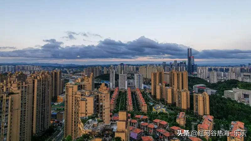 贵阳楼市今年还是在那各种阴跌。
截止到5月22日。
贵阳楼市的房价还是没有完成止