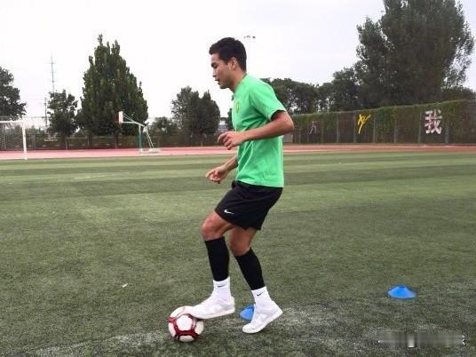 北京国安绯闻转会---乃比江…乃比江在球
国安队出发海口冬训前出现了急性阑尾炎状