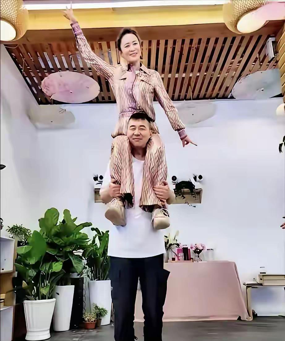 这是谁的部将？
敢骑在皇帝脖子上！
难道是个无名之辈？！