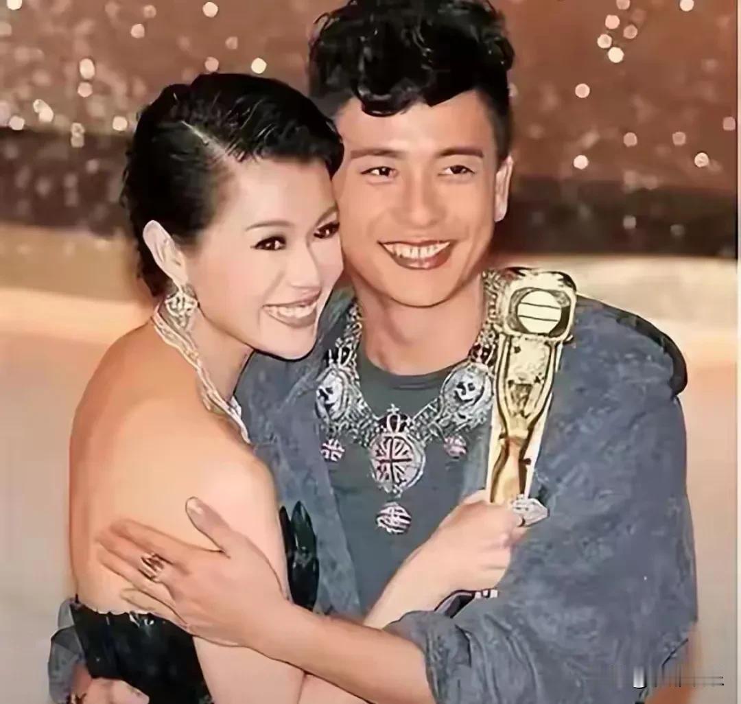 胡杏儿老公，可能真没撒谎！


前两天，胡杏儿的老公李乘德跑去马来西亚参加好友杨