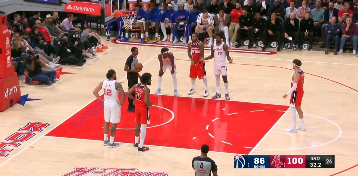 冲突原因？亚当斯罚球时怒斥伊森 伊森摊手 随后找亚当斯理论


第三节32.2秒