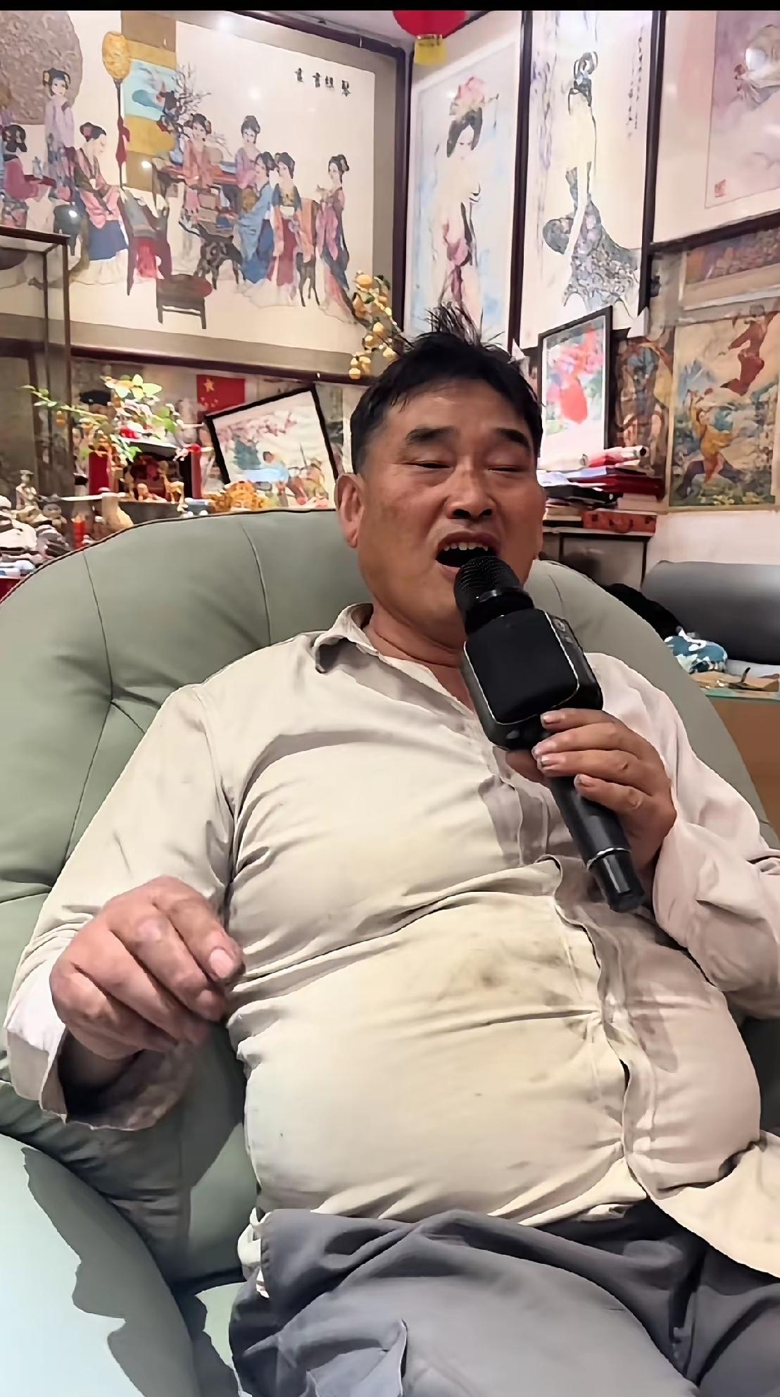 你还记得哪个登上春晚舞台的农民歌手大衣哥吗？走下春晚舞台怎么就变成这样一副模样了