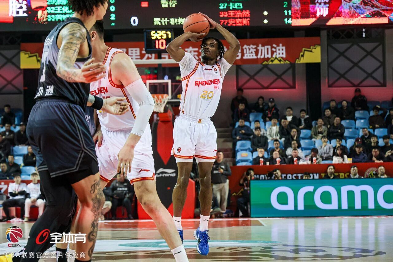 深圳男篮昨晚迎来赛季首次七连胜，三叉戟贺希宁+王浩然+史密斯合计得到69分。cb
