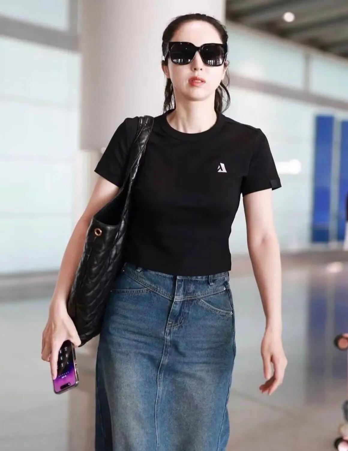 董璇这组机场图太绝了！👑
黑T+牛仔长裙，简约高级。
墨镜一戴，气场全开！
中