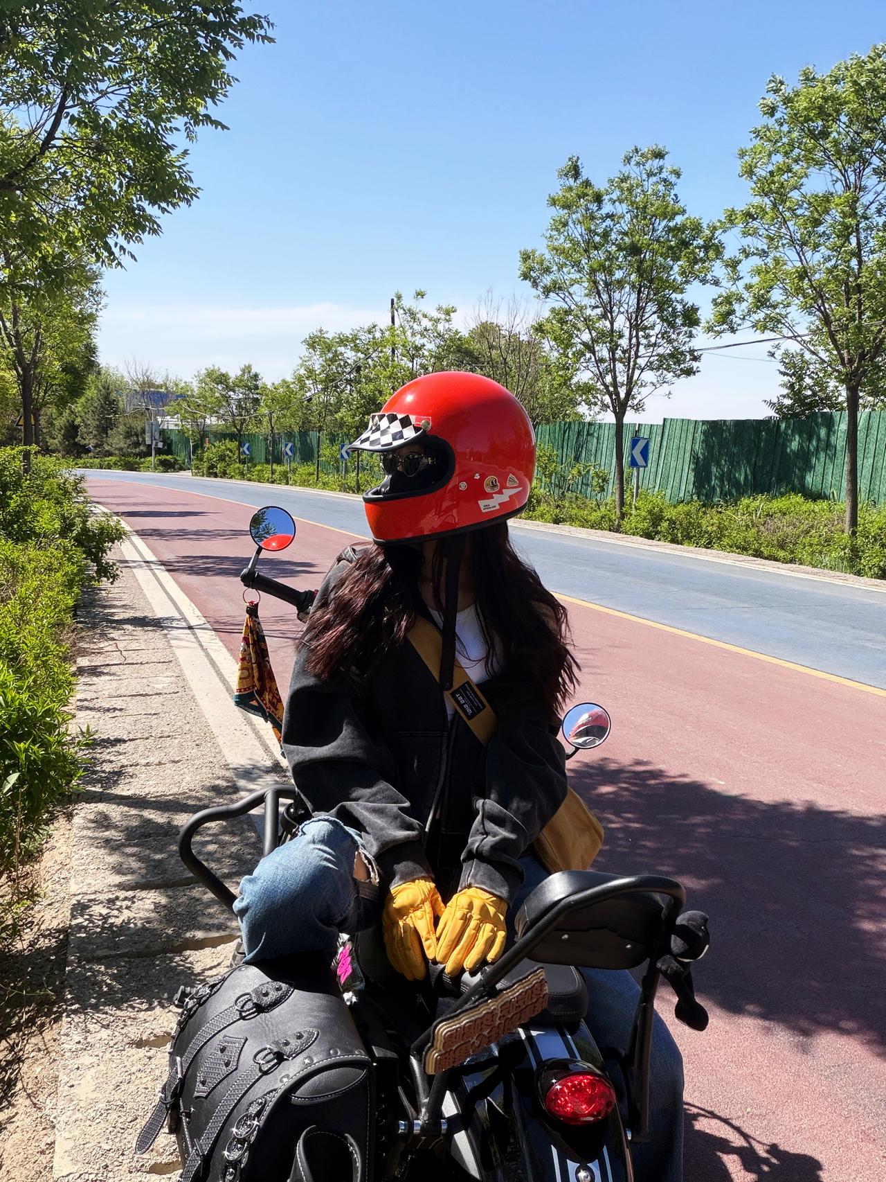女骑热爱不分早晚
驾驭摩托车其实随时都可以开始
勇气不分年龄
我想骑 就立刻上路