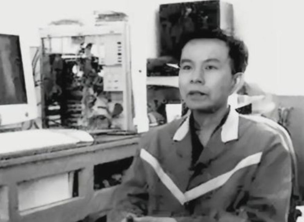 1992年，浙大高材生李红涛被抓。让人意外的是，警察吃饭时，他竟然轻松打开手铐，
