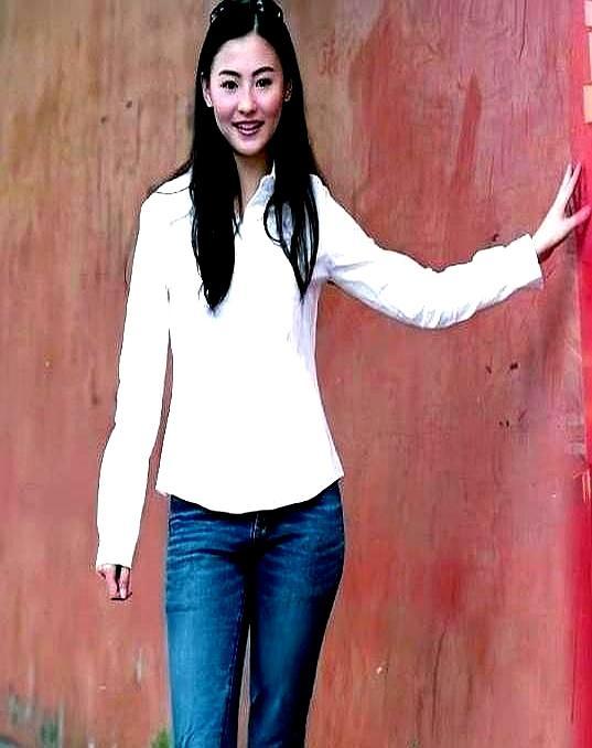 张柏芝一件洗到发白的旧T恤，就把铆钉皮衣的谢霆锋，干成了人形背景板。
 
他满身