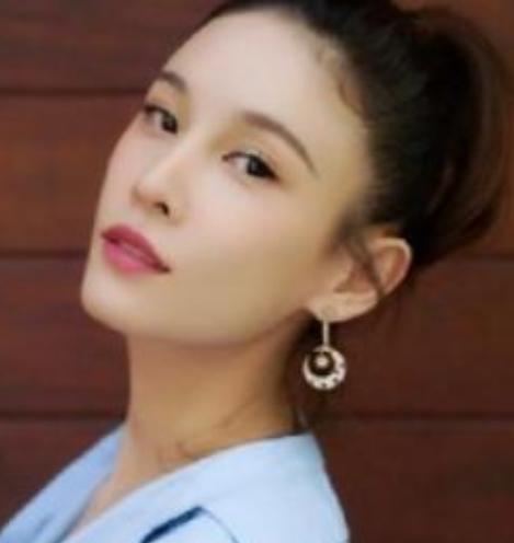 演员张蓝心在近期谈及“影视寒冬”时，用了一个非常生动且严峻的比喻。她表示，本以为