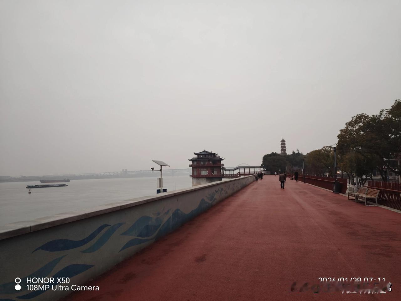 冬日生活打卡季2026年1月28日长江岸边晨练打卡