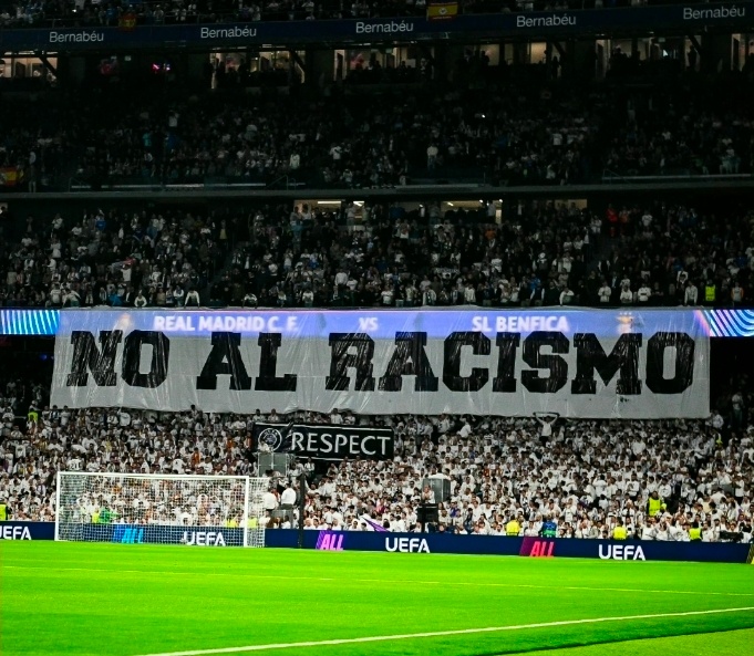 声援维修斯！伯纳乌赛前打出标语：拒绝种族歧视欧冠淘汰赛附加赛皇马对阵本菲卡次回合